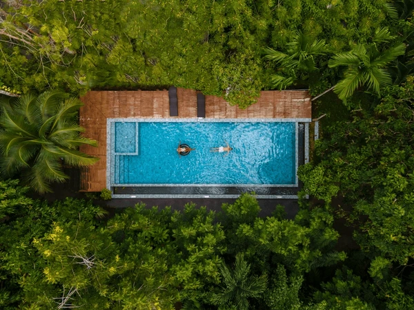 vue aérienne par drone piscine